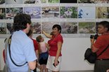 Экскурсовод музея, заведующая отделом экскурсоведения Эркелей Андреевна Идынова проводит экскурсию по фотовыставке для посетителей